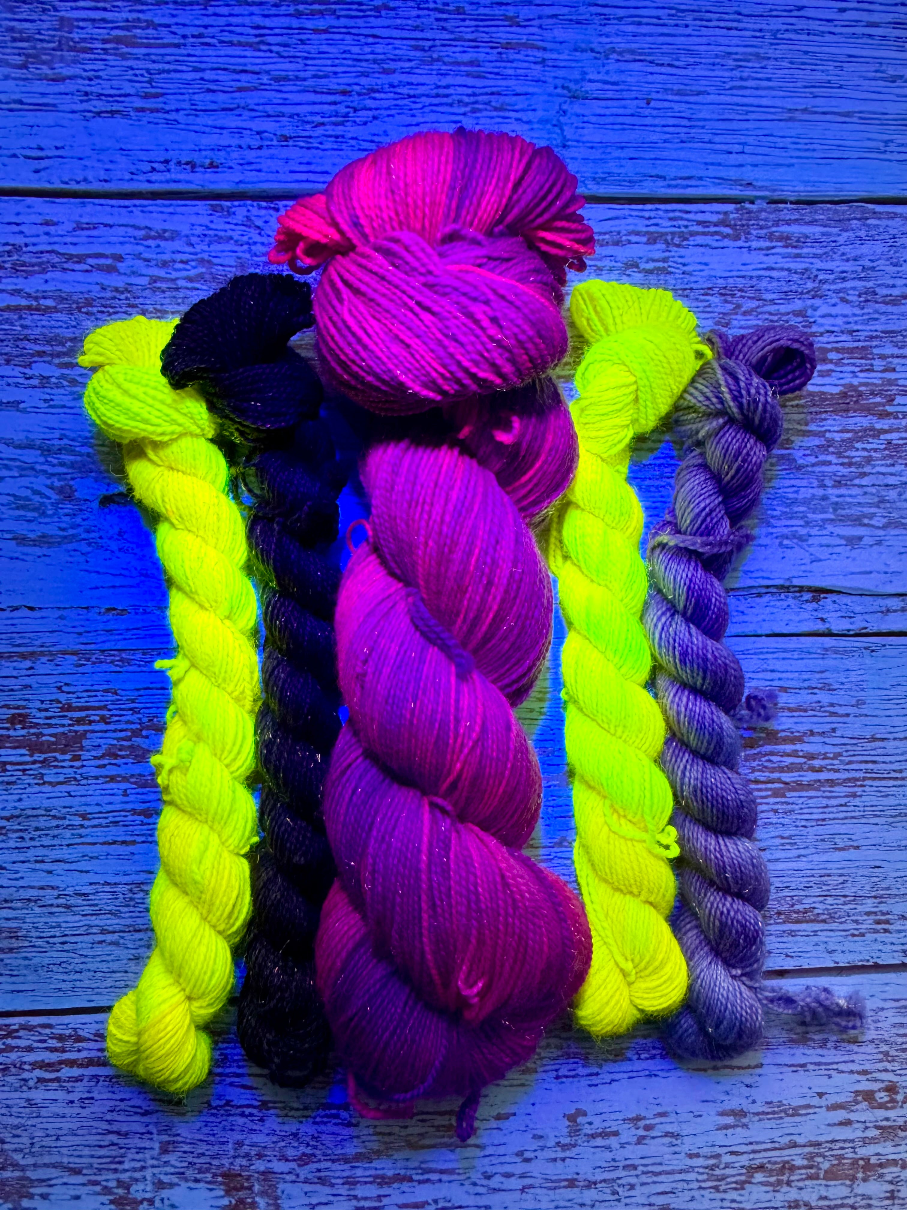 Honeydukes Glitzer Socken Set •Neon Schokofrosch• plus kostenloser Strickanleitung