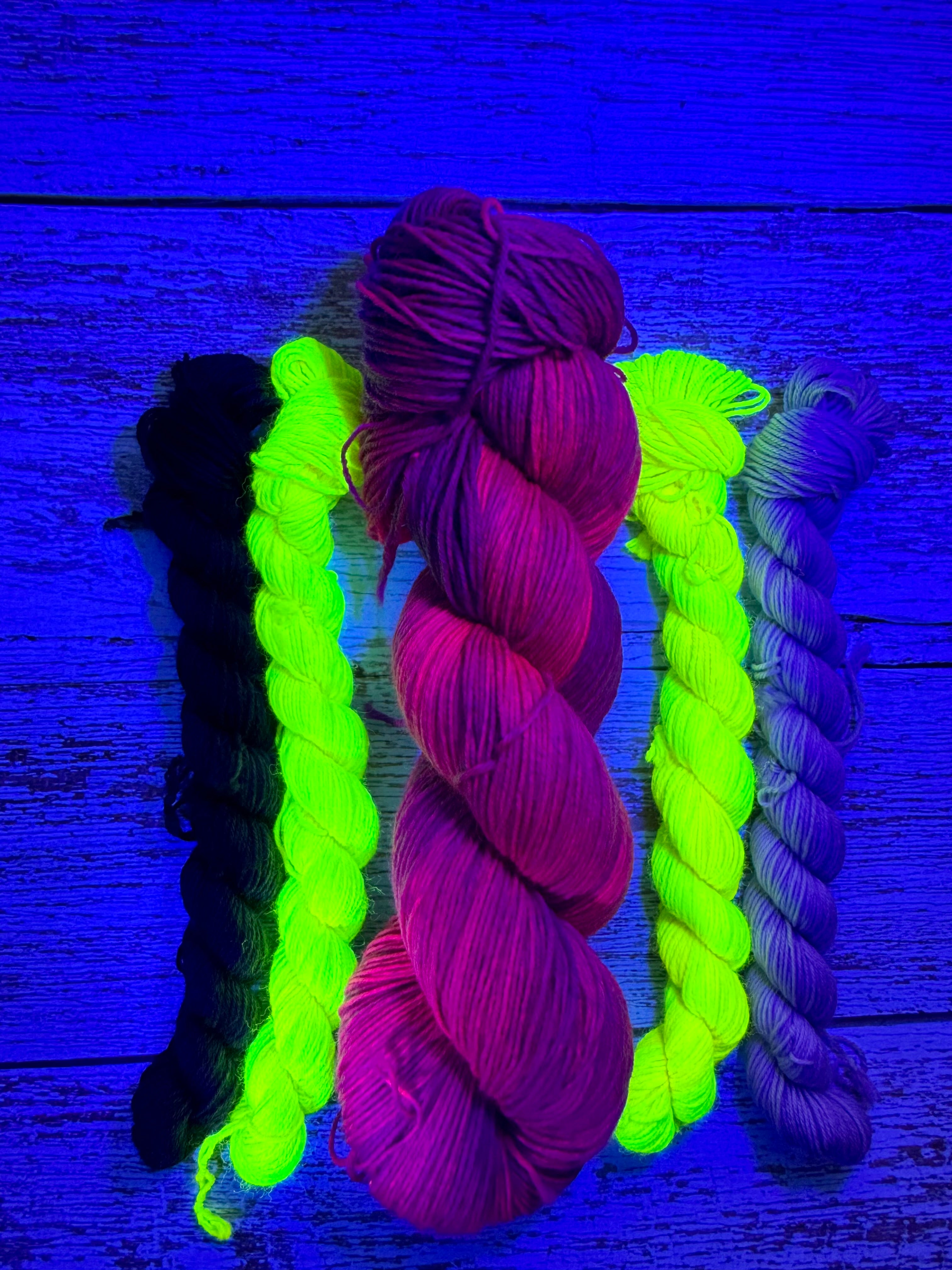 Honeydukes Socks Set •Neon Chocolate Frog• plus free Knitting Pattern