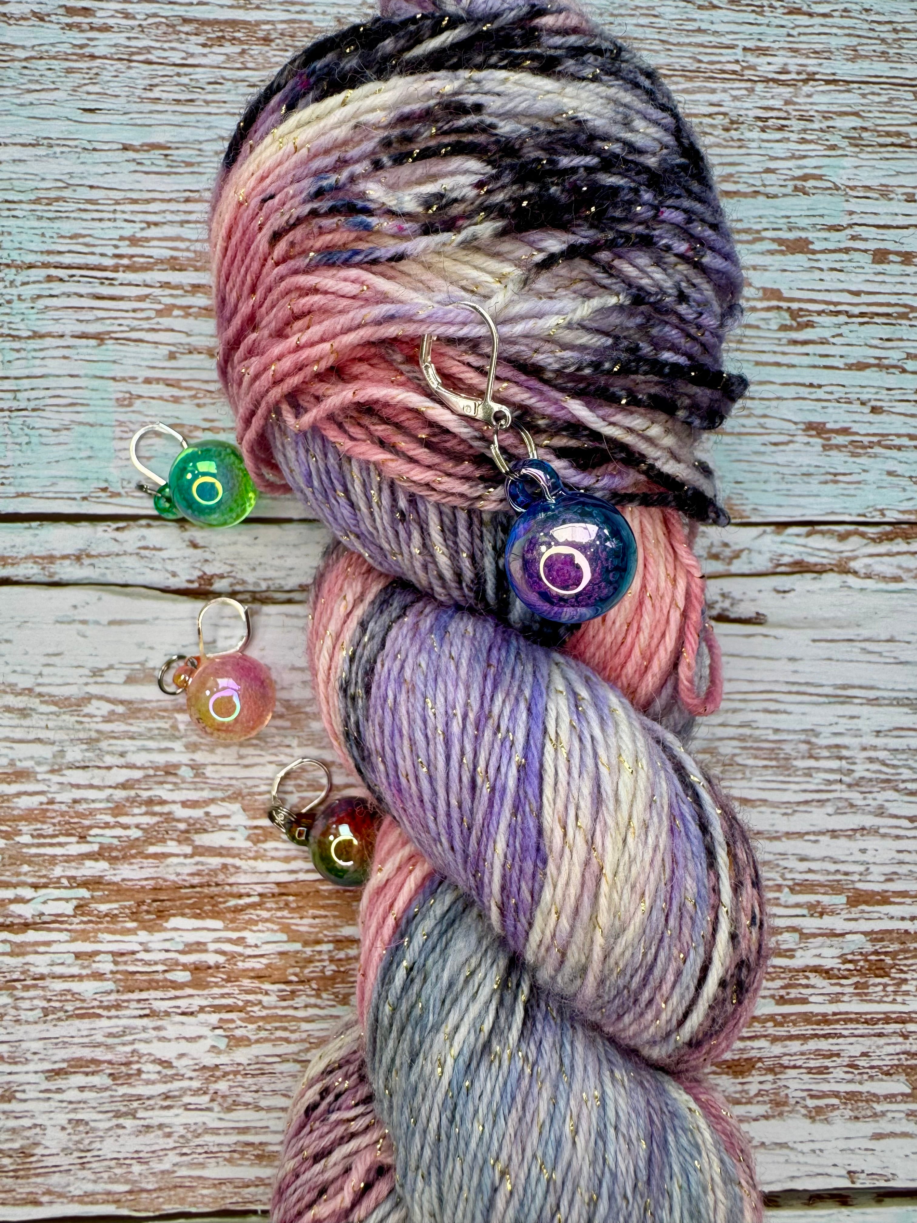 Iridescent glass bead