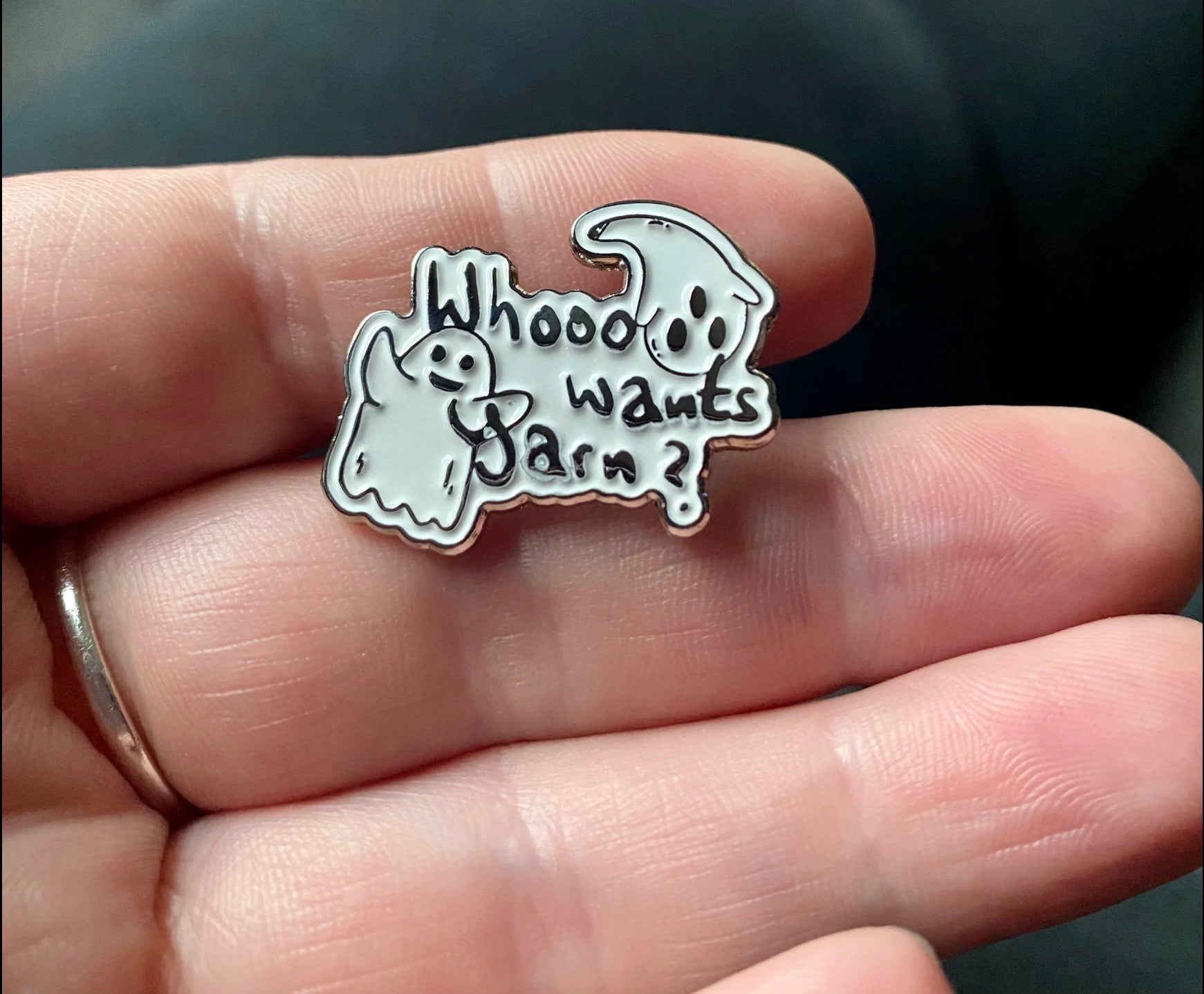 Enamel Pin •Whooo wants Yarn?•