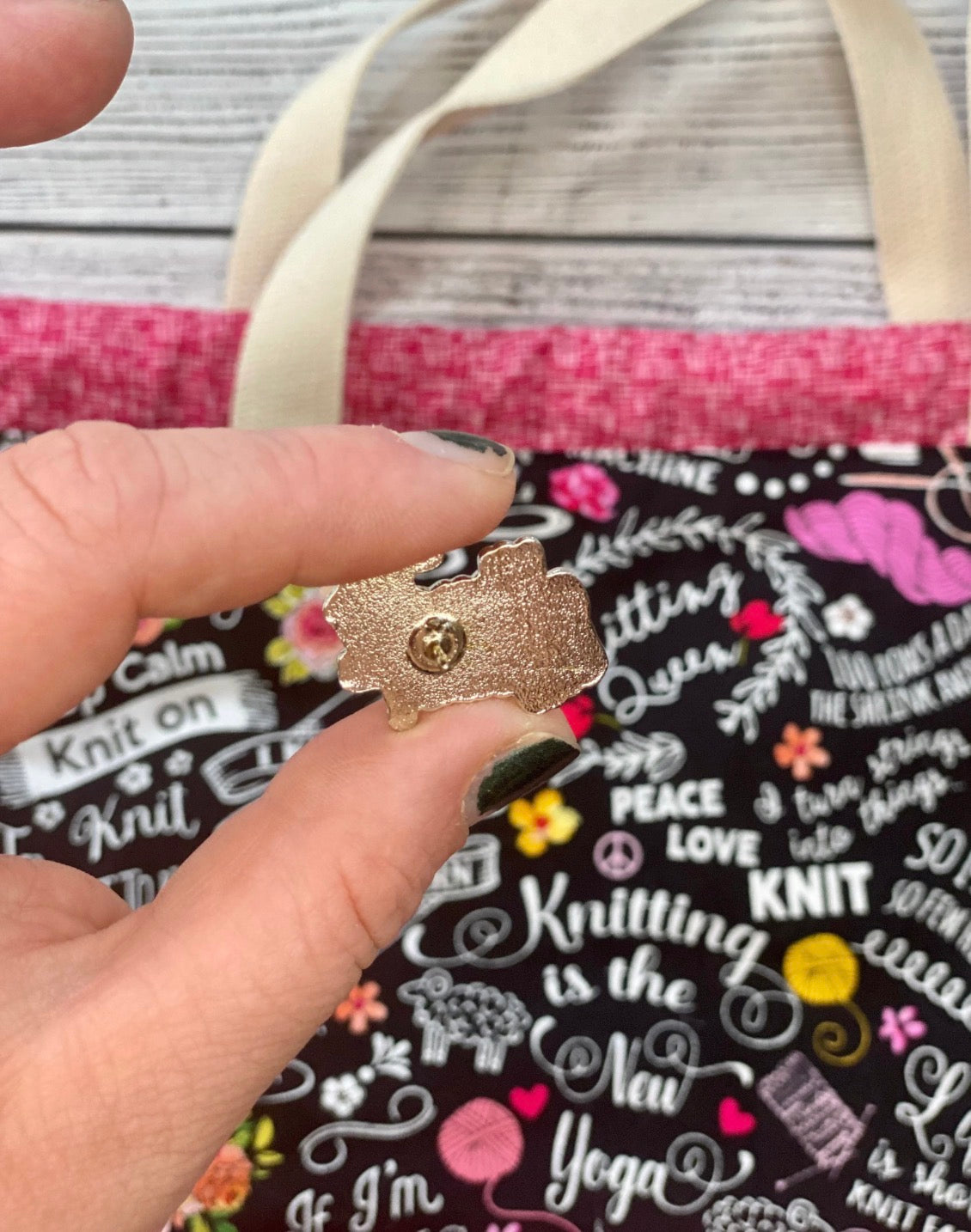 Enamel Pin •Whooo wants Yarn?•